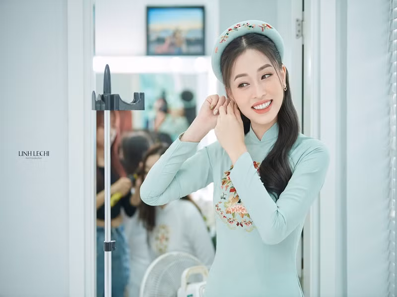 Phương Nga lựa chọn mẫu áo dài màu xanh mint.