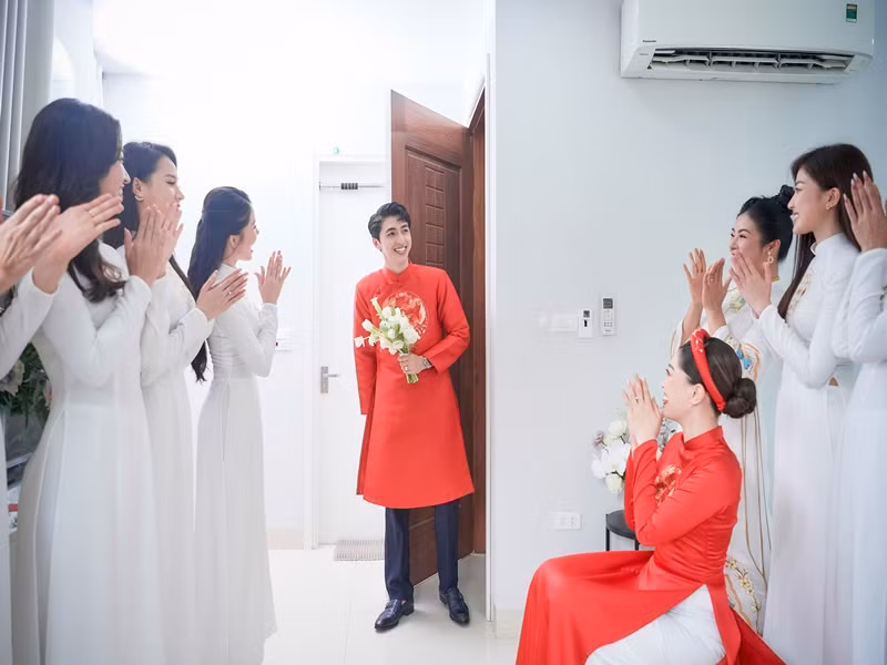 Phương Nga và Bình An thay bộ trang phục áo dài tông đỏ.