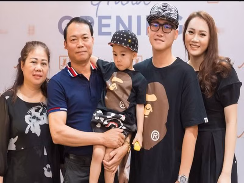 Theo Gia đình xã hội, bố chồng Ngọc Thạch là doanh nhân Đỗ Văn Bình. Các công ty của gia đình ông Đỗ Văn Bình hoạt động trong lĩnh vực bất động sản, năng lượng, khai khoáng. Ông Bình là người đứng thứ 39 trong danh sách những doanh nhân giàu có nhất sàn chứng khoán Việt Nam với tài sản hơn 400 tỷ đồng (tính đến 2012). Ảnh: Gia đình xã hội