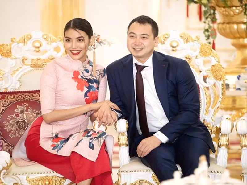 Lan Khuê kết hôn vào tháng 10/2018 với doanh nhân Tuấn John. Nửa kia của Lan Khuê xuất thân trong một gia đình giàu có, bề thế. Anh là cháu nội của cố doanh nhân Tư Hường - một trong những nữ doanh nhân nổi tiếng nhất Việt Nam. Ảnh: FBNV