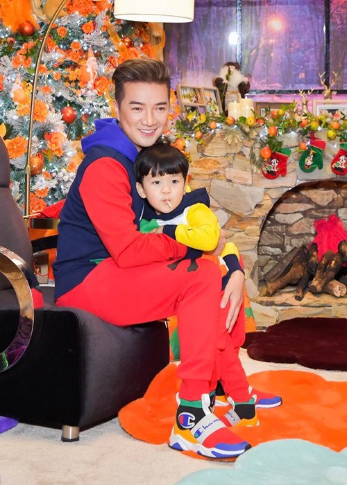 Đời tư của Đàm Vĩnh Hưng khá bí ẩn. Mới đây, nam ca sĩ công khai con ruột 3 tuổi tuy nhiên anh không chia sẻ bất kì điều gì về mẹ của con.