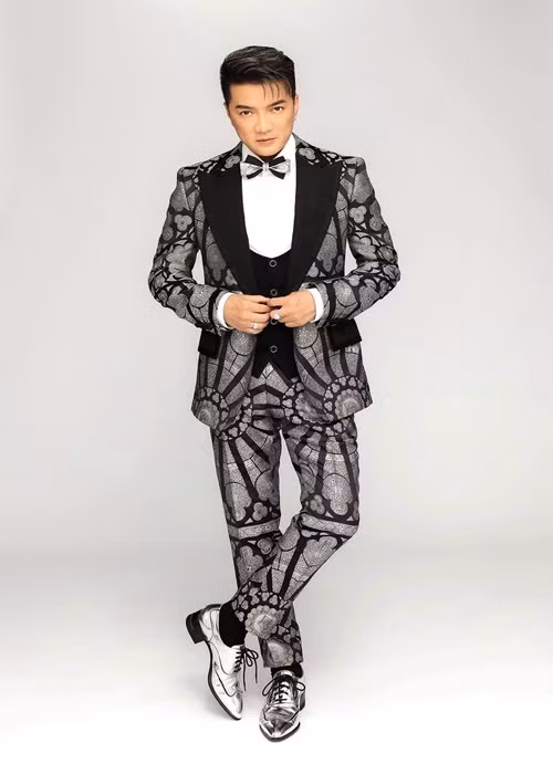 Cách đây nhiều năm, từng rộ tin đồn Đàm Vĩnh Hưng đăng ký kết hôn với một bầu sô hải ngoại nhưng nam ca sĩ không lên tiếng.