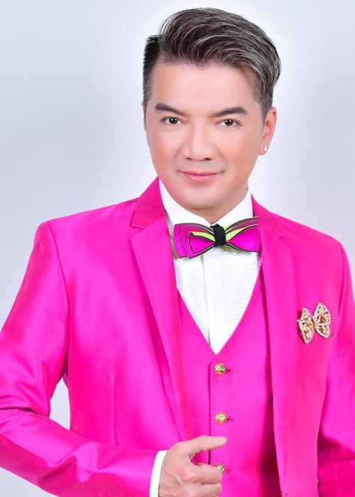 Trong chương trình Gương mặt showbiz năm 2020, Đàm Vĩnh Hưng đã có những chia sẻ cụ thể về người yêu hiện tại. Nam ca sĩ tiết lộ, người yêu đến từ Huế, sống ở Mỹ. Trong mắt Đàm Vĩnh Hưng, nửa kia tuy còn nhỏ tuổi nhưng lại rất hiểu đời, sống rất sâu sắc, nhẹ nhàng, điềm tĩnh. Mr Đàm còn chia sẻ tài lẻ của người yêu là ca hát nhưng không muốn vào showbiz mà chọn cuộc sống bình yên. Đàm Vĩnh Hưng cũng tiết lộ sở thích của nửa kia là chăm sóc nhà cửa cây cối, thú cưng.