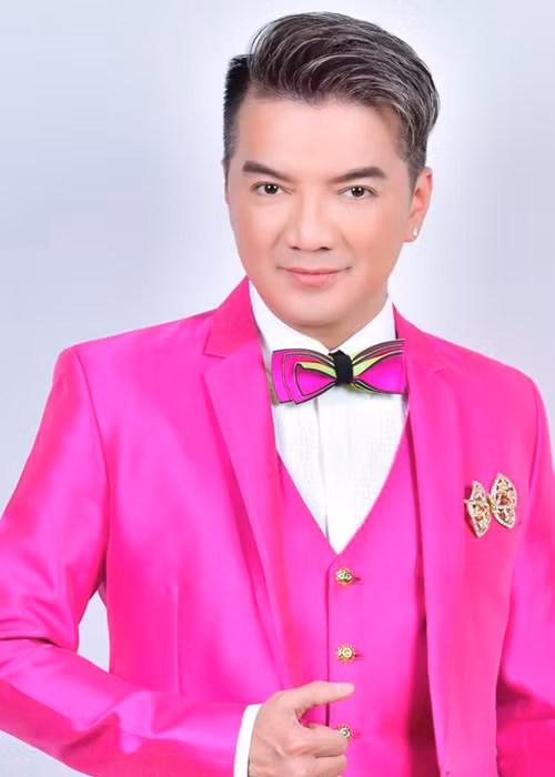 Trong chương trình Gương mặt showbiz năm 2020, Đàm Vĩnh Hưng đã có những chia sẻ cụ thể về người yêu hiện tại. Nam ca sĩ tiết lộ, người yêu đến từ Huế, sống ở Mỹ. Trong mắt Đàm Vĩnh Hưng, nửa kia tuy còn nhỏ tuổi nhưng lại rất hiểu đời, sống rất sâu sắc, nhẹ nhàng, điềm tĩnh. Mr Đàm còn chia sẻ tài lẻ của người yêu là ca hát nhưng không muốn vào showbiz mà chọn cuộc sống bình yên. Đàm Vĩnh Hưng cũng tiết lộ sở thích của nửa kia là chăm sóc nhà cửa cây cối, thú cưng.