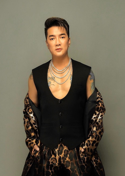 Trước câu hỏi về một đám cưới trong tương lai, Đàm Vĩnh Hưng cho biết, anh chưa dám tính đến chuyện này mà cả hai cần thời gian thử thách suốt mấy năm xem có thực sự cần nhau không.