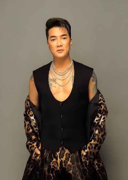 Trước câu hỏi về một đám cưới trong tương lai, Đàm Vĩnh Hưng cho biết, anh chưa dám tính đến chuyện này mà cả hai cần thời gian thử thách suốt mấy năm xem có thực sự cần nhau không.