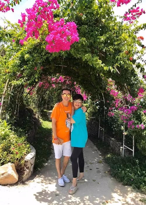 Đàm Vĩnh Hưng không lên tiếng về mối quan hệ với bà Liên Phạm. Tuy nhiên, anh không ngại xuất hiện bên nữ bầu show này.