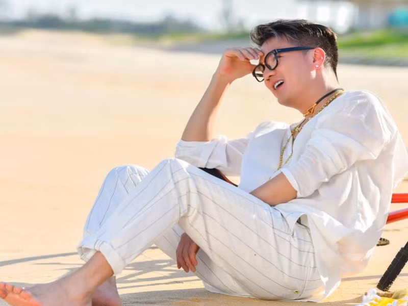 Đàm Vĩnh Hưng chia sẻ trên VTC năm 2018 về việc giỏi giấu người yêu: “Chúng tôi thường hẹn hò ở các điểm diễn. Nói chung, có rất nhiều cách, chẳng hạn như khi đi lưu diễn, tôi ở khách sạn đó nhưng sẽ đặt thêm một phòng ở tầng khác. Hay như buổi trưa, nhân viên nghỉ ngơi tôi sẽ ra ngoài một mình và hẹn đi cafe, ăn trưa hoặc đi sang một nước khác. Nếu đi ra ngoài, chúng tôi sẽ nói với nhau là giấu không cho ai biết vì không muốn cuộc sống của người đó bị xáo trộn”.