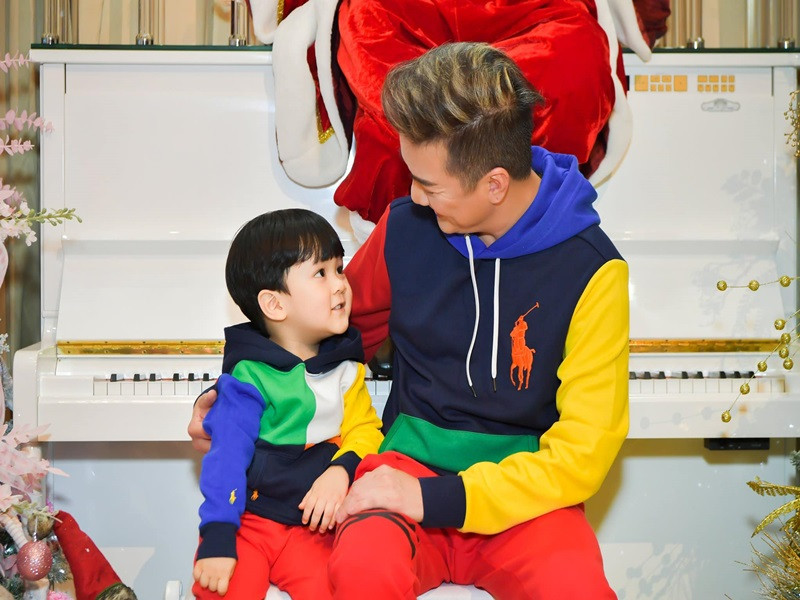 Trên trang cá nhân, Đàm Vĩnh Hưng đăng tải một số khoảnh khắc đời thường bên con trai ruột. Anh cho biết, con trai là tình yêu vĩ đại của đời mình. Ảnh: FBNV