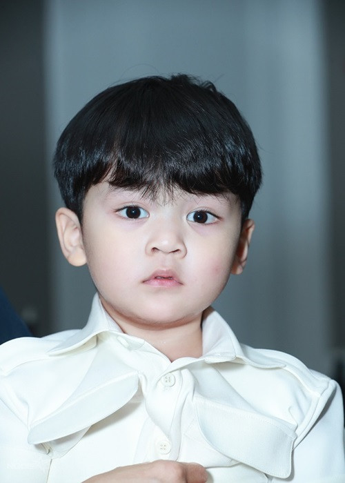 Bé Polo Huỳnh chính là nhân vật mà Mr Đàm nhắc đến vài năm qua. Nam ca sĩ tiết lộ: "Hưng muốn làm một người cha như bao người cha khác. Hưng hay dùng từ ‘người yêu bé nhỏ’ hoặc khi làm thơ mình hay xưng "ta" và "em", và nhiều người cũng tưởng nhầm rằng Hưng nói về người yêu mình. Như sự thật “người yêu bé nhỏ” đó chính là Polo. Hưng muốn từ giờ phút này Hưng có thể tự do thể hiện tình yêu với con trai của mình". Ảnh: arttimes