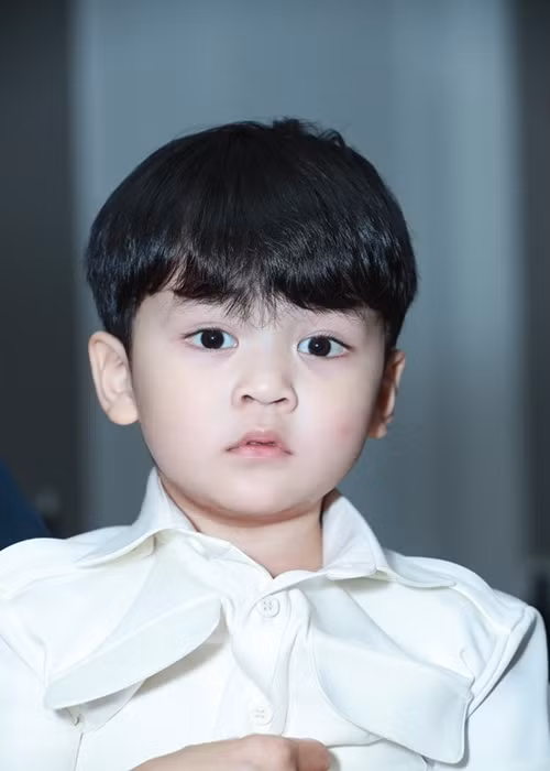 Bé Polo Huỳnh chính là nhân vật mà Mr Đàm nhắc đến vài năm qua. Nam ca sĩ tiết lộ: "Hưng muốn làm một người cha như bao người cha khác. Hưng hay dùng từ ‘người yêu bé nhỏ’ hoặc khi làm thơ mình hay xưng "ta" và "em", và nhiều người cũng tưởng nhầm rằng Hưng nói về người yêu mình. Như sự thật “người yêu bé nhỏ” đó chính là Polo. Hưng muốn từ giờ phút này Hưng có thể tự do thể hiện tình yêu với con trai của mình". Ảnh: arttimes