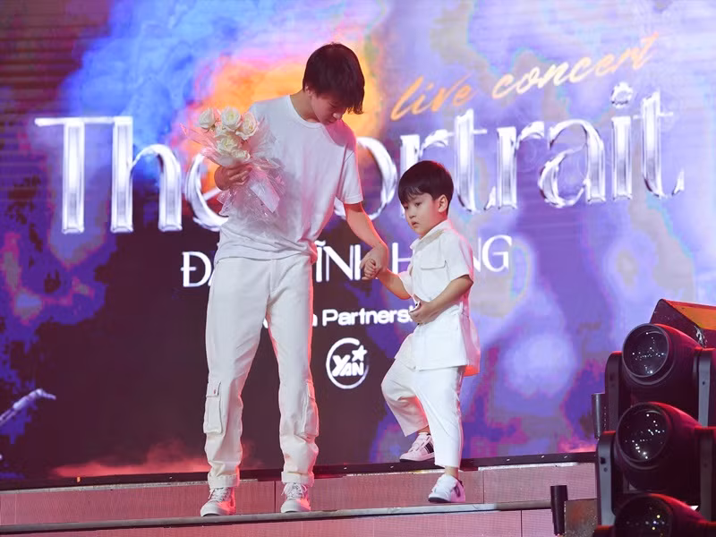 Con trai ruột Đàm Vĩnh Hưng tên Huỳnh Đàm Vĩnh Quân (Polo Huỳnh). Cậu nhóc trắng trẻo, bụ bẫm, là bản sao nhí của bố. Ảnh: Lao động