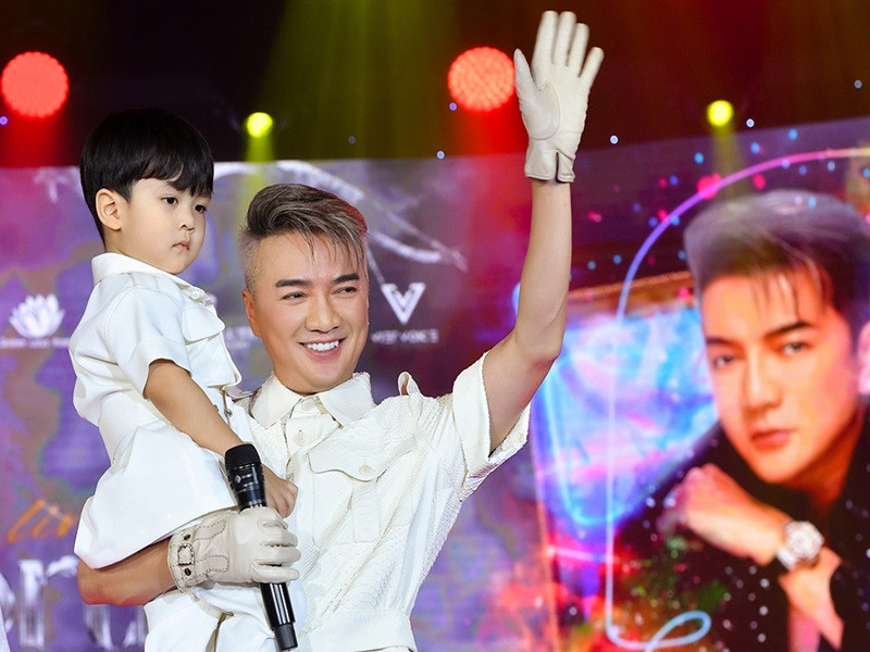 Dam Vinh Hung cong khai con trai ruot 3 tuoi