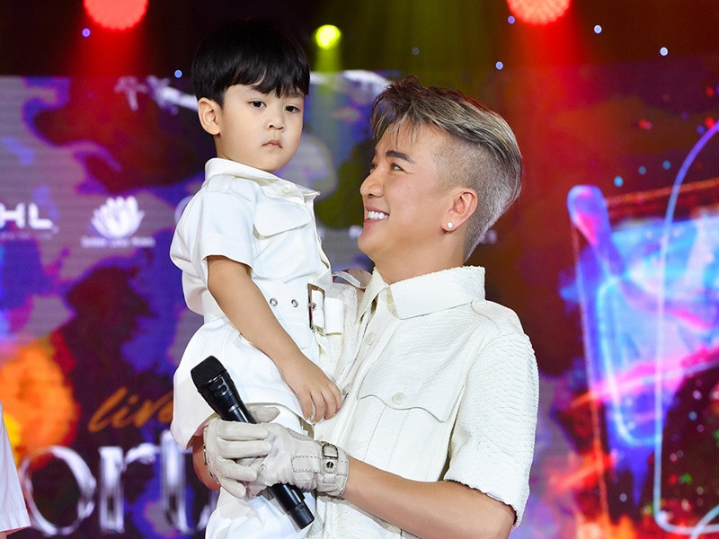 Nam ca sĩ lần đầu để con lộ diện trong liveshow kỷ niệm sinh nhật lần thứ 51 cũng như tri ân khán giả suốt 25 năm đồng hành cùng anh diễn ra vào tối ngày 2/10. Ảnh: Vietnamnet