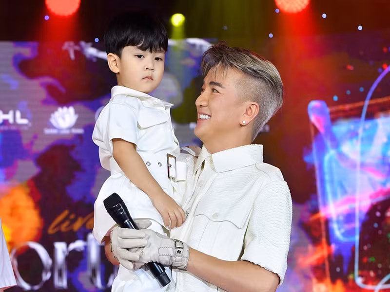 Nam ca sĩ lần đầu để con lộ diện trong liveshow kỷ niệm sinh nhật lần thứ 51 cũng như tri ân khán giả suốt 25 năm đồng hành cùng anh diễn ra vào tối ngày 2/10. Ảnh: Vietnamnet