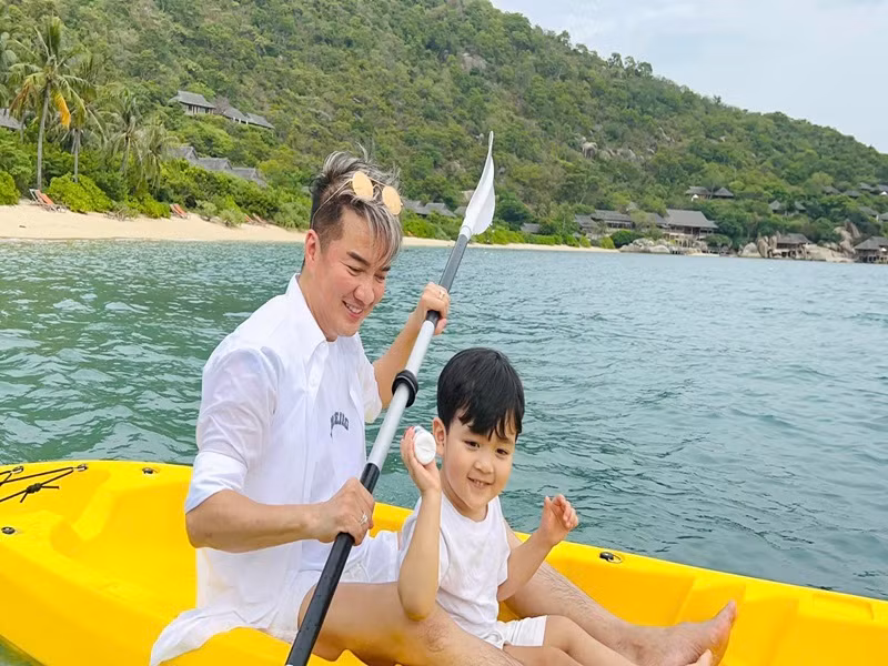 Đàm Vĩnh Hưng "nghiện con". Từ một người có thể đi diễn, đi chơi thâu đêm không cần về nhà, anh trở thành ông bố thành thạo mọi việc bỉm sữa và đổi lịch sinh hoạt theo giờ ăn, giờ ngủ của con. Ảnh: FBNV