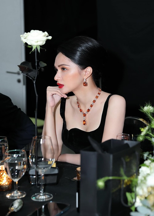 Loạt động thái quyết tâm bảo vệ hình ảnh của Hương Giang khiến antifan liên kết với nhau, dùng sức mạnh của đám đông để tấn công các chương trình có nữ ca sĩ. Chỉ đến khi nhận thấy hành xử quá nóng vội với antifan, Hương Giang vội vàng xin lỗi khán giả đồng thời ở ẩn.