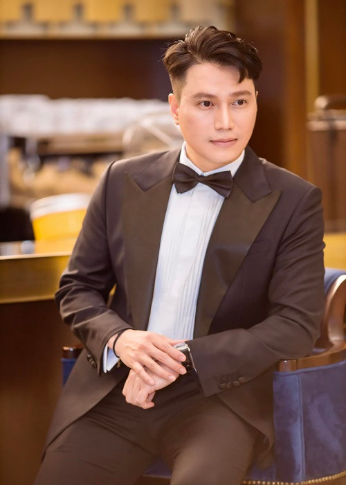 Nam diễn viên đã mắng những người chê bai vẻ ngoài qua dao kéo của anh. “Bạn này cách suy nghĩ rất văn minh và con người. Không như một số con người nhưng lại là... à mà thôi. Nên những ai muốn mình hoàn thiện hơn một cách chính đáng thì cứ mạnh dạn và dũng cảm nhé. Chó cứ sủa và đoàn người cứ đi”, Việt Anh viết trên trang cá nhân.