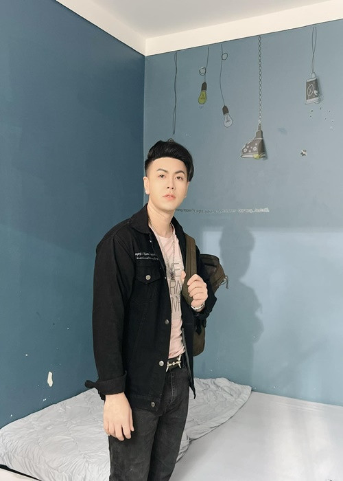 Akira Phan cũng từng mất bình tĩnh sau khi đọc được những lời lẽ thô tục, nặng nề lúc livestream. “Có những người đầu óc bị vi khuẩn xâm nhập, chỉ biết nhìn đời bằng một suy nghĩ sâu bọ, chẳng biết thế nào là niềm vui, tình cảm và yêu đời, lúc nào cũng thích cay độc phun nọc cho mọi người. Những con người đó ra xã hội chỉ làm bẩn đi xã hội”, nam ca sĩ mỉa mai antifan.