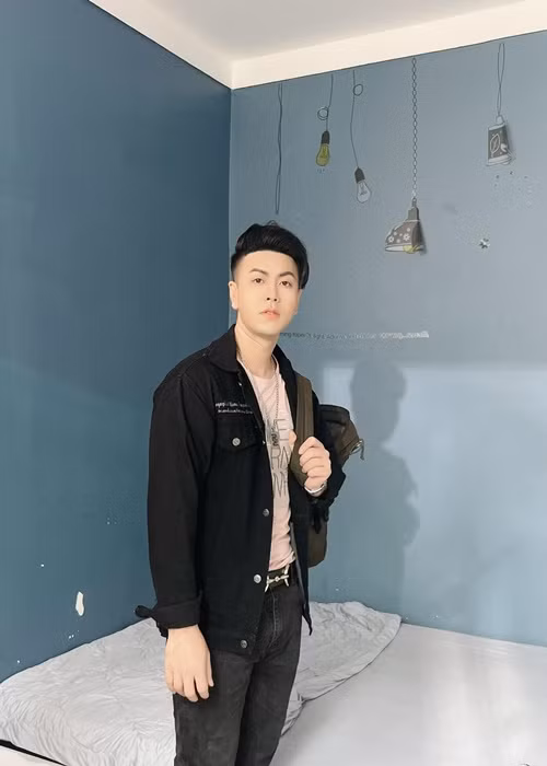 Akira Phan cũng từng mất bình tĩnh sau khi đọc được những lời lẽ thô tục, nặng nề lúc livestream. “Có những người đầu óc bị vi khuẩn xâm nhập, chỉ biết nhìn đời bằng một suy nghĩ sâu bọ, chẳng biết thế nào là niềm vui, tình cảm và yêu đời, lúc nào cũng thích cay độc phun nọc cho mọi người. Những con người đó ra xã hội chỉ làm bẩn đi xã hội”, nam ca sĩ mỉa mai antifan.