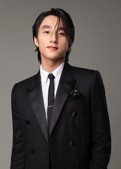 Nguyên văn lời trong video giới thiệu: "Bao lâu, bao lâu, bao nhiêu lâu rồi. Tên anh nằm trên đỉnh cao bao nhiêu lâu rồi? Tham, sân si bao nhiêu lâu rồi. Đứng từ xa nhìn ngắm thành công của anh bao nhiêu lâu rồi? Đâm sau lưng anh. Đúng là lũ trẻ ranh. Chẳng có gì hết. Chỉ thế là nhanh. Bước hết vào đây, tấp hết vào đây làm sao cưng ngăn được ý Trời (SKY) đây. Nuốt trôi sao được. Khi cưng nghe tên anh. Nuốt trôi sao được. Khi cưng nghe ai hô vang tên anh, tên anh… Sơn Tùng M-TP".