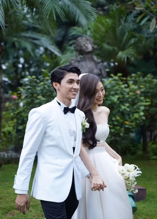 Cô dâu diện trang phục cưới gồm áo croptop kết hợp chân váy xẻ tà cao. Chú rể diện vest trắng đen lịch lãm. Ảnh: Yan