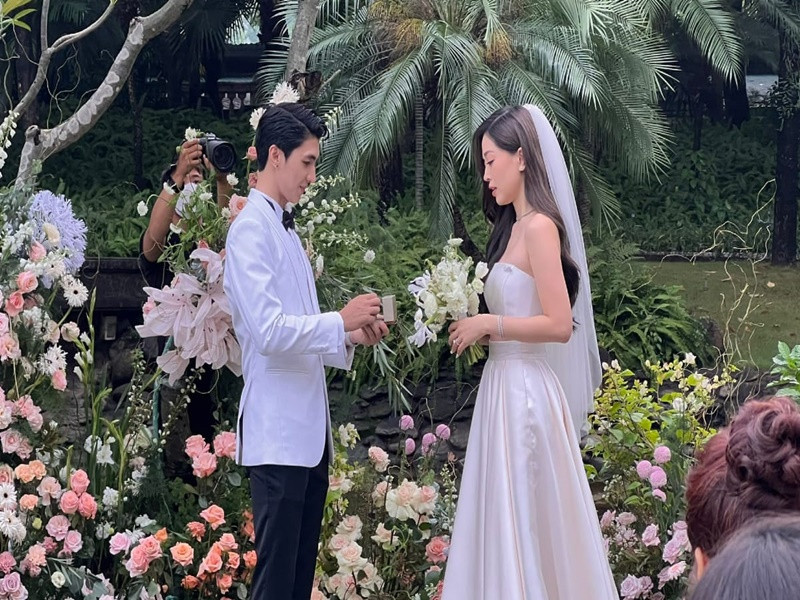 Á hậu Phương Nga chia sẻ: "Hôm nay khi viết những dòng này, mình đã suy nghĩ nên xưng hô như thế nào. Vậy là chúng mình cũng đã cùng nhau trải qua rất nhiều giai đoạn kể từ khi quen nhau, tới khi suýt nữa phải xa nhau. Hôm nay khi 2 đứa đứng ở đây, có rất nhiều những thay đổi. Mình biết trước đây bạn ghét mèo nhưng vì mình mà bạn đã nuôi chúng. Nên mình cũng sẽ vì bạn mà thích cá, thích bóng đá hơn một chút. Câu đầu tiên mình dùng để giới thiệu bạn với mọi người ngoài kia là cậu và mợ. Mình luôn hy vọng hai đứa sẽ luôn như vậy, không vì những gì ngoài kia mà thay đổi. Mình hy vọng 21/10/2022 chúng mình sẽ cùng bắt đầu hành trình mới nhé. Cậu của mợ". Ảnh: Thương hiệu và pháp luật