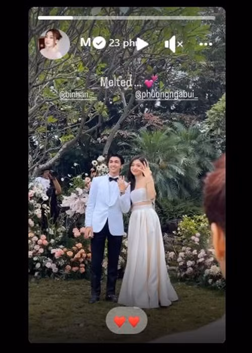 Những giây phút trọng đại của Phương Nga - Bình An có sự chứng kiến của gia đình, bạn bè thân thiết. Hoa hậu Đỗ Mỹ Linh chia sẻ, khoảnh khắc trao nhẫn của cô dâu chú rể khiến cô "tan chảy". Ảnh chụp màn hình