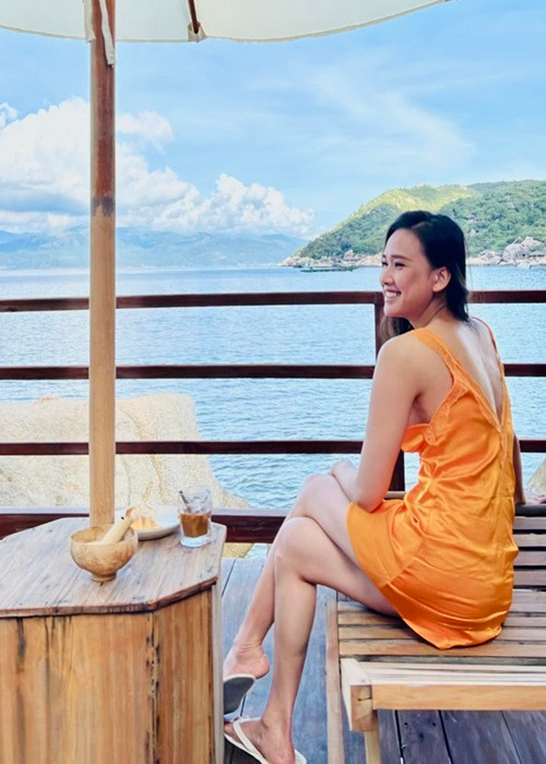 Vài năm trở lại đây, chân dài gốc Bến Tre ít tham gia showbiz. Trước đó, cô tham gia đóng phim, làm người mẫu.