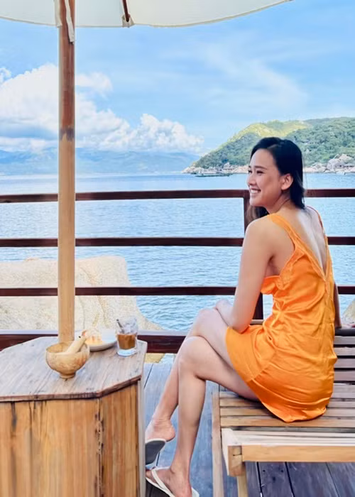 Vài năm trở lại đây, chân dài gốc Bến Tre ít tham gia showbiz. Trước đó, cô tham gia đóng phim, làm người mẫu.