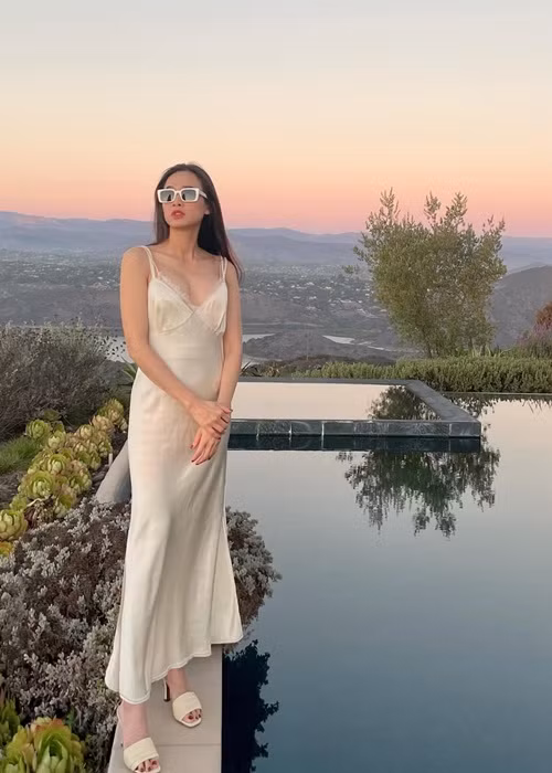 Lần hiếm hoi nói về nửa kia, Dương Mỹ Linh cho biết, cô yêu mến bạn trai ở sự chững chạc, tư duy hiện đại, luôn có nhiều định hướng, ý kiến hay nhờ kinh nghiệm trên thương trường, sống tình cảm.