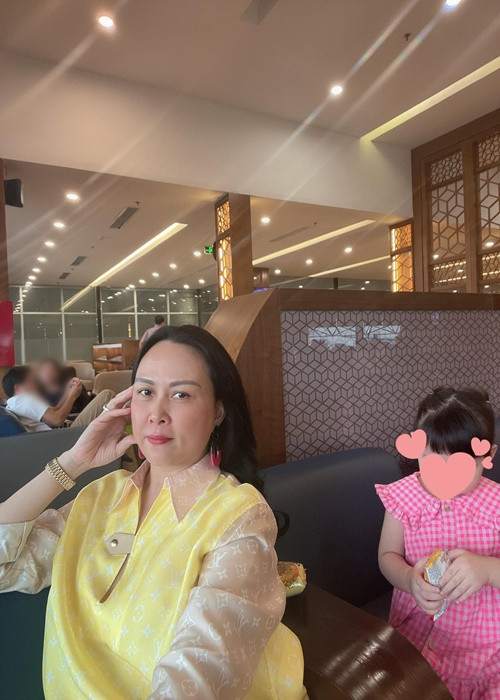 Phía tình cũ của Quách Ngọc Ngoan thường xuyên chia sẻ hình ảnh bên con gái Sumi. Theo Phượng Chanel, con gái út rất bám mẹ khiến cô khó mà đi chơi xa.