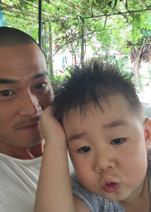 Về con trai với vợ cũ Lê Phương, Quách Ngọc Ngoan khá hạn chế nhắc đến. Nam diễn viên thường nhắc đến con trai dịp cậu nhóc sinh nhật.