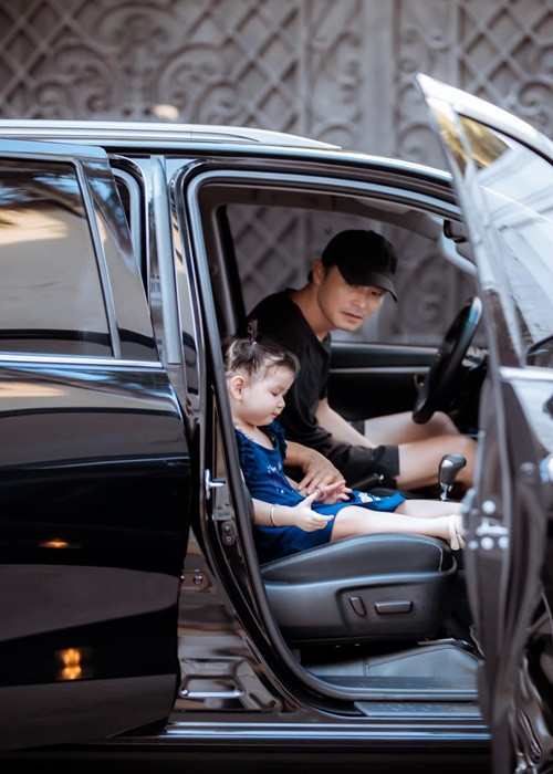 Quách Ngọc Ngoan cưng chiều con gái. Anh địu con đi dạo, cho con ngủ.