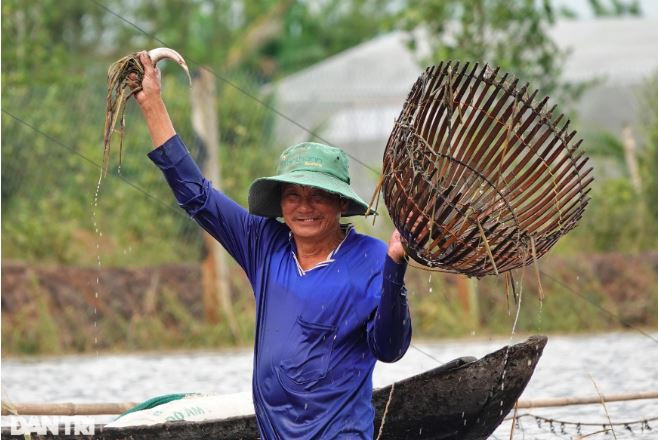 Ưu điểm của đẩy côn là chỉ bắt những con cá lớn nên không sợ tận diệt cả cá con như việc đánh bắt lưới, chích điện, đặt dớn... (Ảnh: Bảo Kỳ).