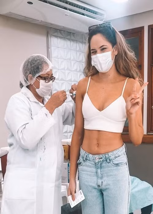 Người đẹp Brazil không trang điểm khi đi tiêm vắc xin.