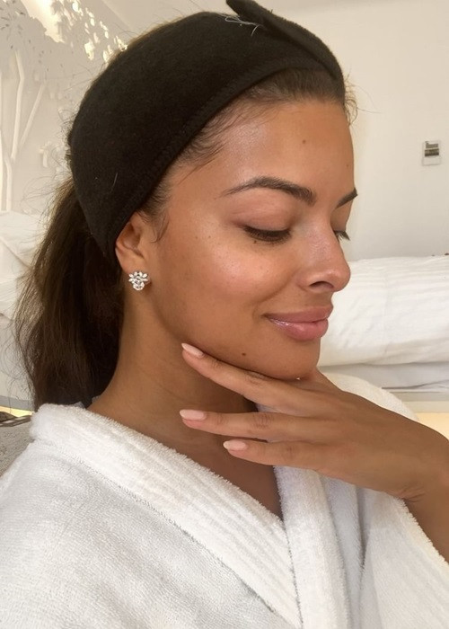 Người đẹp Puerto Rico lột bỏ lớp son phấn, khoe góc mặt nghiêng.