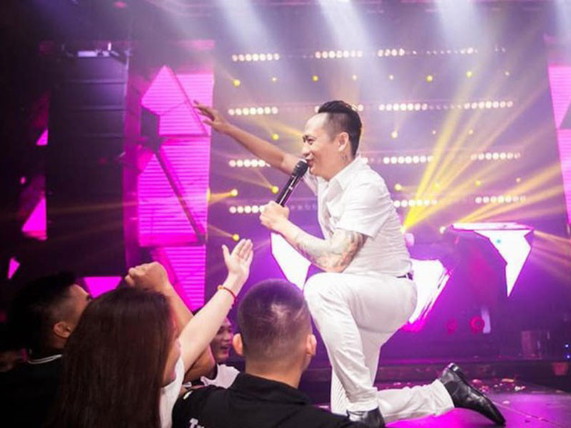 Nhờ album “Tình em là đại dương”, cát sê của Duy Mạnh tăng 1.000 lần. Trước khi nổi tiếng, anh đi hát phòng trà với cát sê từ 80.000 đến 100.000 đồng. Ảnh: PLO