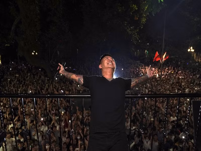 Tuấn Hưng nói thêm, anh thuộc nhóm ca sĩ nhiều show. Chỉ riêng các show đi diễn Mỹ, Australia, châu Âu đã hết một nửa thời gian trong một năm. Ảnh: FBNV