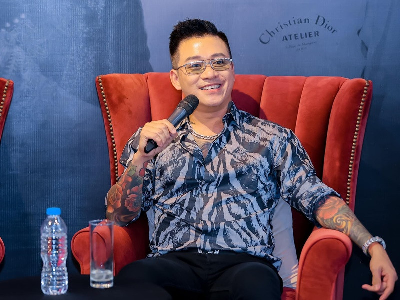 Theo Dân Trí, trong buổi gặp gỡ báo chí gần đây, Tuấn Hưng chia sẻ, anh chỉ sở hữu giọng hát trung bình khá, hát bằng bản năng, nhưng chưa bao giờ hết hot, có nhiều bản hit. Vì vậy, anh không cần cố tình làm màu, chiêu trò để hút khán giả. Ảnh: FBNV