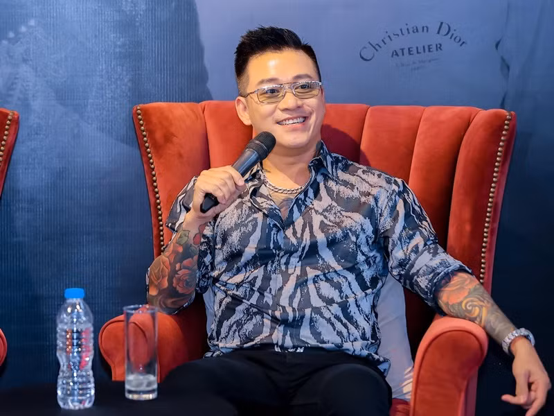 Theo Dân Trí, trong buổi gặp gỡ báo chí gần đây, Tuấn Hưng chia sẻ, anh chỉ sở hữu giọng hát trung bình khá, hát bằng bản năng, nhưng chưa bao giờ hết hot, có nhiều bản hit. Vì vậy, anh không cần cố tình làm màu, chiêu trò để hút khán giả. Ảnh: FBNV