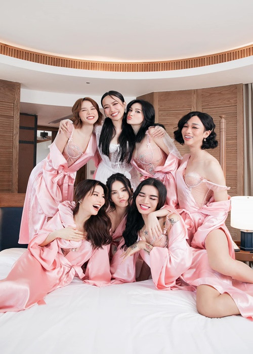 BB Trần chia sẻ: “Chị em bạn bè cô dâu Diệu Nhi lọt ra đâu 2 phù dâu lạ quá. Bộ ảnh tiễn em lấy chồng đẹp xuất sắc”. Hải Triều viết: “Nhà có 6 nàng tiên”.