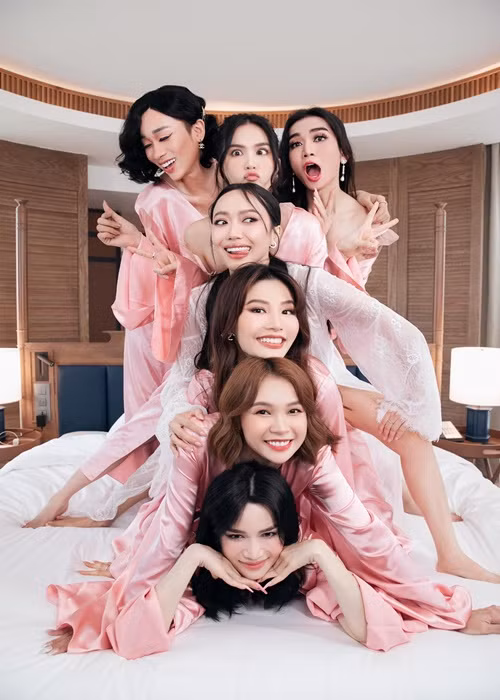 Diệu Nhi cùng dàn phù dâu có nhiều khoảnh khắc hài hước bên nhau.