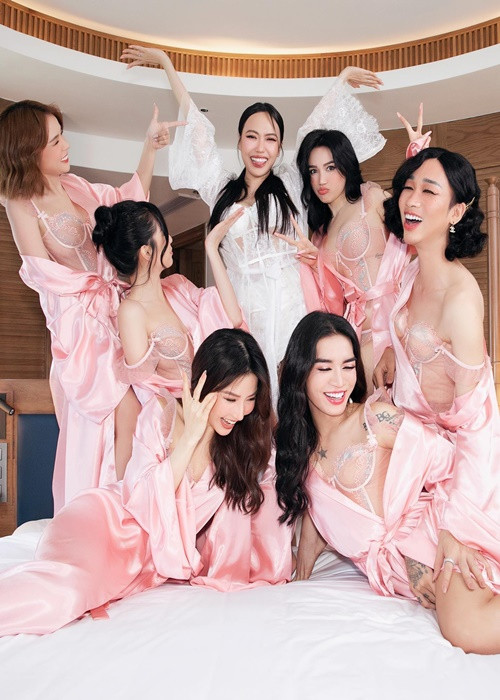 Sam bày tỏ: “Cô dâu và phụ dâu quậy cỡ này được chưa ạ? Hôm nay em mình chính thức theo chồng bỏ cuộc chơi”.