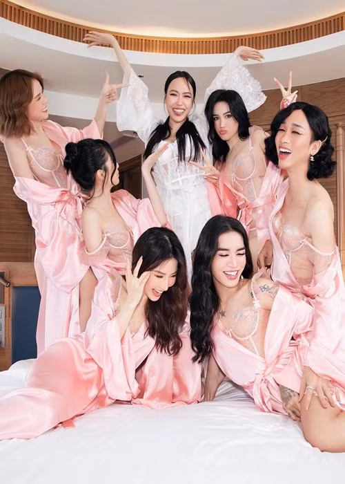 Sam bày tỏ: “Cô dâu và phụ dâu quậy cỡ này được chưa ạ? Hôm nay em mình chính thức theo chồng bỏ cuộc chơi”.