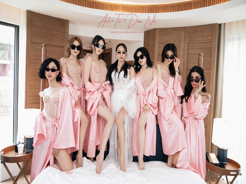 Ngọc Trinh, Diễm My, Sam, Sĩ Thanh cùng Hải Triều, BB Trần làm phù dâu cho Diệu Nhi.