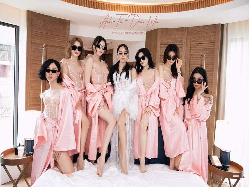 Ngọc Trinh, Diễm My, Sam, Sĩ Thanh cùng Hải Triều, BB Trần làm phù dâu cho Diệu Nhi.