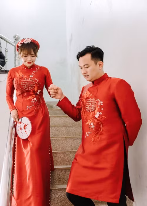 Lâm Diễm Quỳnh sinh năm 2001, kém Anh Tuấn 11 tuổi. Cô là một chuyên viên trang điểm. Diễm Quỳnh và Anh Tuấn hẹn hò 1 năm trước khi về chung một nhà.