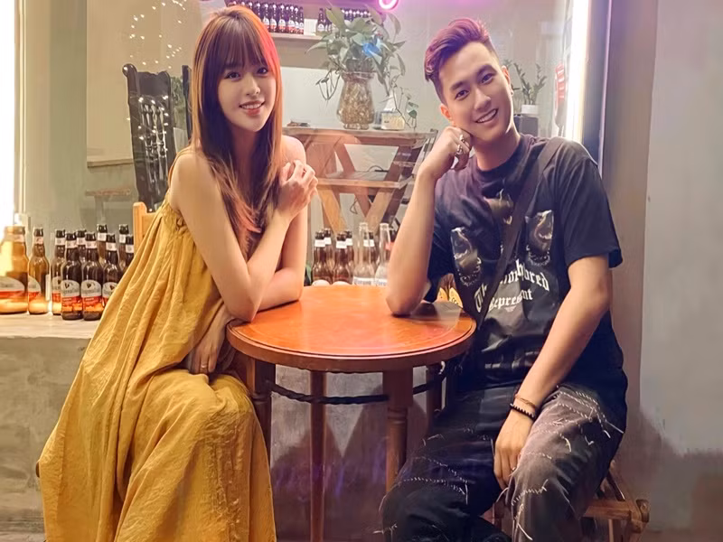 Bà xã Anh Tuấn có bầu vẫn xinh đẹp, quyến rũ.