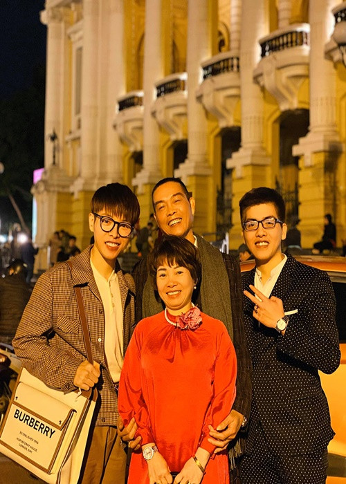 Ngoài xe hơi, Đức Phúc còn tặng bố mẹ một căn nhà ở Hà Nội. Ảnh: FBNV